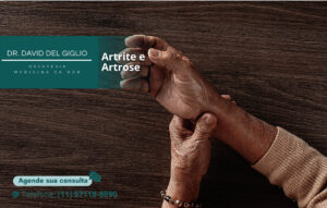 Mãos de uma pessoa idosa com nós nos dedos, representando Artrite ou Artrose.