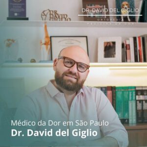 Dr. David del Giglio realizando uma consulta ortopedista para diagnosticar a causa da dor de um paciente em seu consultório em São Paulo.