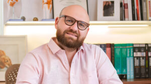 Dr. David del Giglio, médico especialista em dor, em retrato profissional no seu consultório.
